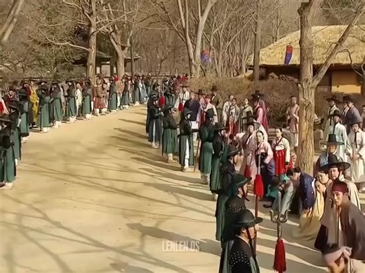 Asia Doramas on Instagram: "A Lua Abraça o Sol (The Moon Embracing the Sun) é um drama coreano histórico (sageuk) de 2012 que narra a trágica e mística história de amor entre o Rei Lee Hwon e uma xamã chamada Wol. Sinopse A trama se passa na era Joseon e começa quando Heo Yeon-woo, uma jovem nobre inteligente, é escolhida para ser a Princesa Herdeira e se casar com o Príncipe Lee Hwon. No entanto, devido a conspirações políticas da Rainha Viúva e de ministros corruptos, ela é alvo de um feitiço 