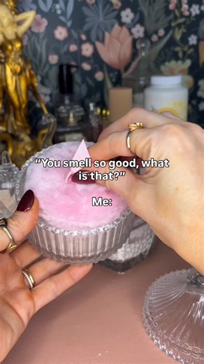 Bailey | Vintage Decor + DIY Ideas on Instagram: "DIY dusting powder… my secret to smelling good allllll day 💖 Dusting powder is so easy to make and putting it in a cute little container is key if you want to feel like a fairy princess 😌 Apply this after your lotion/body oil and it will keep you dry and smelling amazing all day long! These also make the sweetest gifts. Leave a comment if you want a link to anything I used 🫶🏼 #dustingpowder #bodypowder #diygift #di