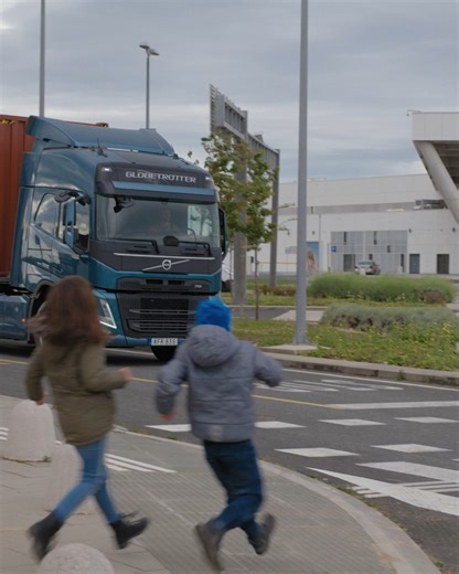 Stop, look, wave – and dance!💃 You can make a difference for safety by moving your feet. Are you ready? The Stop Look Wave initiative from Volvo Trucks has been teaching kids about road safety since 2015. And now, it’s been given a new upgrade – with teaching materials to share and a new music video, and new dance moves to learn. More info: http://ow.ly/HRBq50OnB1E #VolvoTrucks #SafetyMatters #RethinkMobility #StreetsforLife #RoadSafety | Volvo Trucks UK