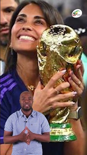 Antonella, la femme de Lionel Messi célèbre avec le trophée de la Coupe du monde !