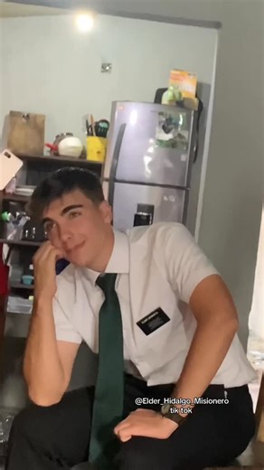 Élder Hidalgo | Muchas personas dicen que Élder Unsworth se parece a @cristiancastromoments será? #elderhidalgo #mormon #misioneros #mormones #elderes | Instagram