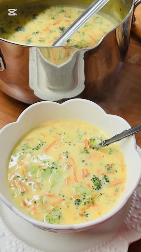 #CapCut 🥦🥕 Sopa Cremosa de Brócoli y Zanahoria: ¡Reconfortante y deliciosa! 🍲🧀 Ingredientes: ✅ 2 tazas de brócoli en trocitos ✅ 2 tazas de zanahoria rallada ✅ 1/4 de cebolla picada ✅ 2 cucharadas de harina o maicena ✅ 2 tazas de caldo de pollo ✅ 1 1/2 tazas de queso rallado para derretir ✅ 1 1/2 tazas de crema de leche espesa ✅ 1/2 cucharada de pimienta molida ✅ 1/4 cucharadita de sal ✅ 1 cucharada de mantequilla Preparación: 1️⃣ En una olla, derrite la mantequilla y sofríe la cebolla hasta 