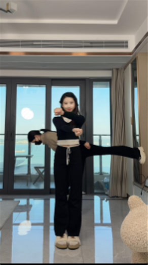 唐瑜熙 on Instagram: "和朋友们一起跳超酷😎！So cool to dance with friends!😎#人类幼崽 #姐妹 #reelsvideo #Reels"