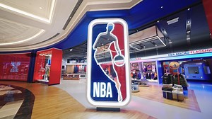 首家NBA澳門旗艦店空降倫敦人！ 近千坪超大空間，沉浸感受NBA熱血與靈魂。NBA球衣定制工坊，親手打造印有你號碼與名字的專屬球衣和T恤！ 近距離欣賞球星親簽藏品、在投籃互動區揮灑能量，更有澳門限定商品與球隊周邊等，邀你親臨尋寶。 更多精彩，盡在#NBA澳門旗艦店 📍倫敦人購物中心 2樓2209/2210號鋪 ⏰上午11:00–晚上09:00（週一至週日） First NBA Macao Flagship Store Lands at The Londoner! Step into nearly 1,000 sq.m of immersive space and experience the passion and soul of the NBA. Visit the NBA Jersey Customization Area to create your own jersey or T-shirt with your name and number! Get close to signed memorabilia, release your energy at the intera