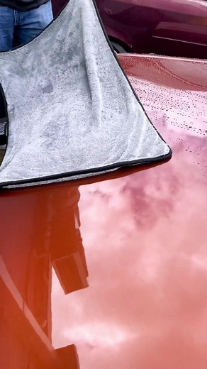 So easy. #carwash #dryingtowel #sosatisfying #magic #beforeandafter #detailing #detail #detailer #lifehack #howto #diy