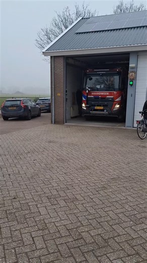 🚨 Uitruk Nr: 11 📆 Datum: 08-02-2026 🕖 Tijd: 14:19 📟 Melding: P1 BON Ass. Ambu (tilassistentie) Oosterbroeksweg Klarenbeek 🚒 Voertuigen: 06-3441 Omstreeks 14:00 uur gingen onze pagers voor een tilassistentie aan de Oosterbroeksweg. De ambulance had ondersteuning nodig met het naar beneden krijgen van de patiënt. Gelukkig hebben we dat snel kunnen realiseren zodat het ambulancepersoneel de verdere zorg kon voortzetten. We staan weer klaar voor melding 12. 🔥🚒🔥🚒🔥🚒🔥🚒🔥🚒 | Brandweer Klar