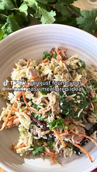 Tuna Pesto Rice Salad 😋 Ingredients: 2 cups cooked rice 2 large tuna cans Shedded carrot mix Spinach and kale Chopped cherry tomatoes Diced red onion Corriander Pesto Greek yoghurt Salt and pepper Enjoy 🫶🏼