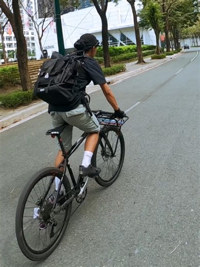 Enjoying Moments Together: A Bike Messenger's Journey
