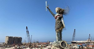Beyrouth : une sculpture créée à partir des débris de l'explosion a été installée sur le port