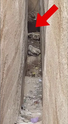 A Mysterious Ancient Staircase Dug Into the Egyptian Desert 🤔