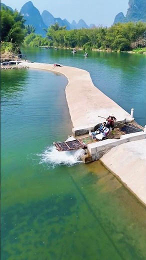 Ordinarily, Yulong River boats don't capsize. I said ordinarily.#guilin #travel