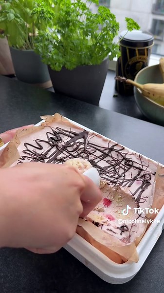 Lækker jordbærtærte opskrift med fløde og chokolade
