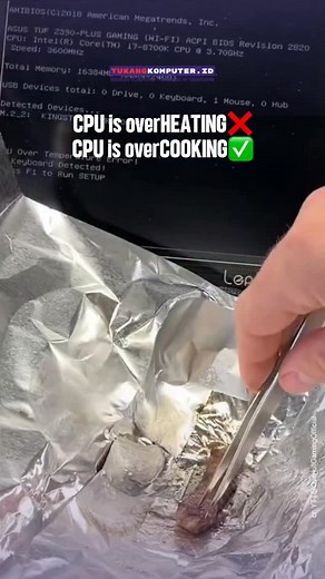 Kalau CPU kamu udah sepanas ini sampe bisa ‘masak steak’, itu tandanya suhu prosesor kamu udah nggak sehat sama sekali😅 Biasanya penyebabnya: - Thermal paste kering - ⁠Heatsink kotor penuh debu - ⁠Kipas udah lemah - ⁠Airflow casing jelek - ⁠Beban kerja terlalu berat tanpa pendinginan yang cukup Jangan tunggu CPU kamu jadi “teflon” beneran yaa Segera bawa ke @TukangKomputer.ID biar dicek & dibikin PC kamu adem lagi! Kami bisa bantu: ✅ Cleaning & ganti thermal paste ✅ Perbaikan sistem pendingin ✅