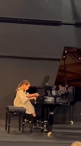 Amazing young musician..the way you move your whole being with such grace too...beautiful ❤ | Long Nguyen