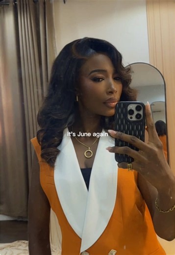 30th Birthday Outfit Ideas: Sleeveless Blazer Women in Suits