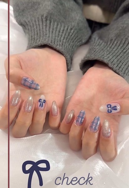 ブルーのチェックネイルデザインの魅力