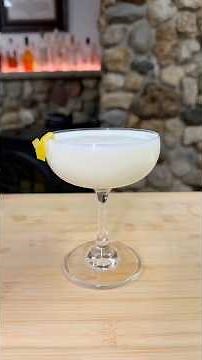 Lemon Cream Martini Looks Impossible But It's Easy #cocktail #recipe #drinks