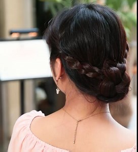 มวยผมด้วยเปีย ทรงผมสุดเก๋ ทำเองได้ไม่ยาก เพียงแบ่งผม 2 ข้างถักเปียแล้วมัดไว้ตรงกลาง จากนั้นรวบผมถักเปียทั้งหมดแล้วม้วนสอดอ้อมเปียเล็ก เก็บให้เป็นมวย ติดกิ๊บดำให้เรียบร้อยเท่านี้ก็เสร็จแล้ว —————————— สามารถดูวิดีโอทั้งหมดที่เคยโพสต์ไปแล้ว ได้ในแอพพลิเคชั่นชื่อ “C Channel” โหลดแอพได้แล้ววันนี้ทั้ง iOS และ แอนดรอยด์ (O ^^ O) —————————— | C Channel