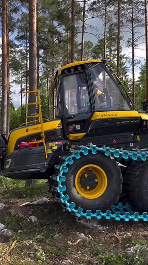 Snyggt fångat av Jonas Sundin‼️ PONSSE Active Cabin klättrar berg med Olofsfors tracks ✅Ponsse AB #ponsse Trelleborg Agri Tires #hspgripen #olofsforstracks #maskineröverallt | Maskinkanalen