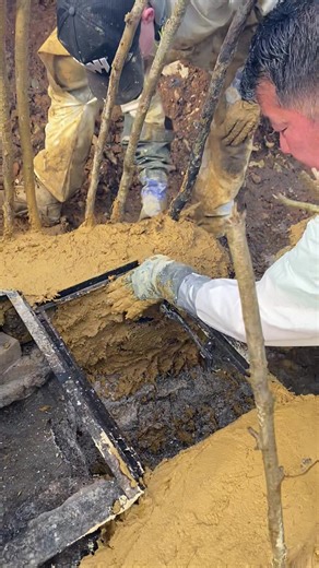 Building a community cob oven from upcycled flytipped rubble, a metal window frame, fridge & a natural daub mix of sand, clay, ash, lime, straw & water applied to a hazel wattle frame