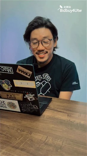 探索 80 年代經典電影魅力 與LEGO 21361 Gizmo 親密接觸！ 以 1,125 塊經典積木重塑電影中那個可愛又堅強的 Mogwai — Gizmo。這座高度約 20 公分的模型可擺放站立或坐姿，帶出不同表情與姿態。搭配電影中具標誌性的 3D 眼鏡配件 以及一滴 “水濺效果” 元件，呼應劇情中水能讓 Mogwai 繁殖的神秘設定。 ￼ 此款作品最早由 LEGO 社群設計師 Terauma 提案，經過 LEGO 正式改良後呈現，成為向經典致敬的典藏模型。 ￼ #必買站 #樂高 #bidbuy4utw #lego #虎哥來開箱 | 必買站 美國專業代購 代標 代寄