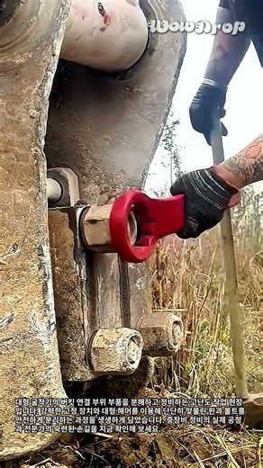 대형 해머를 이용한 굴착기 핀 분리 작업 #worker #process #machinery #repair #tools