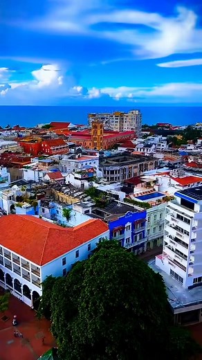 TARDES EN CARTAGENA DE INDIAS 🧡 El Centro Histórico de Cartagena, dentro de la emblemática Ciudad Amurallada, es famoso por sus paisajes pintorescos y su arquitectura colonial. Sus coloridas calles, vibrantes plazas e imponentes fortificaciones ofrecen numerosas oportunidades para disfrutar de vistas panorámicas y románticos atardeceres. También conocido como la Ciudad Amurallada, fue declarado Patrimonio Histórico y Cultural de la Humanidad por la UNESCO en 1984. En esta encantadora ciudad, ca