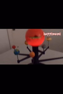 🚀Sciencecan 科學罐頭語音投影儀 ✔美國專家團隊研發 ✔北美教育拹會推薦 ✔培養兒童科學思維 🌌相信每個小朋友都對宇宙充滿好奇心 呢款八大行星投影儀咁就一定唔好錯過啦🚀 💁‍♀️內有3張投影片。包含24種宇宙圖像，每切換一次都能感受到新的太空面貌，激發小朋友對太空的好奇與幻想😆 👍無需工具，只需要4步就可以搭建好星球儀，更加真實的了解每一顆星球的位置~ 在家上完online course做完功課✍一定要準備多D玩具比佢地放鬆心情。如果唔係日日對住電腦/ipad個mon👀唔單止影響眼睛，仲會令小朋友好壓抑😥 所以，🥰我地 Happimami都準備左各式各樣的玩具比大小朋友。有益智的，有玩樂的，有DIY的，咩類型都有。😆媽媽們快D準備啦 圍繞太陽轉動的八大行星, 透過頂部的燈光投射出來, 清晰的星河圖像, 讓人如臨其境, 感受宇宙的魅力。配以語音講解(英文/普通話)星球的知識, 培養小朋友對天文學的興趣。 *美國兒童科學教育頻度-Science Can旗下品牌 #玩具 #科學罐頭 #八大行星 | Happimami - Baby fashions and pr