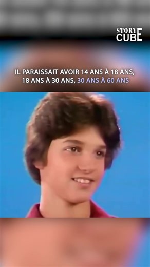 Ne vieillit jamais Ralph Macchio est un acteur américain surtout connu pour son rôle emblématique de Daniel LaRusso dans la franchise *Karaté Kid*, un rôle qui a fait de lui une figure adorée de la culture populaire. Né le 4 novembre 1961 à Huntington, dans l’État de New York, Macchio a commencé sa carrière d’acteur au début des années 1980 avec des apparitions dans des séries télévisées comme *Huit, ça suffit !* et le film *Outsiders* (1983), où il incarnait Johnny Cade. Cependant, c’est son in