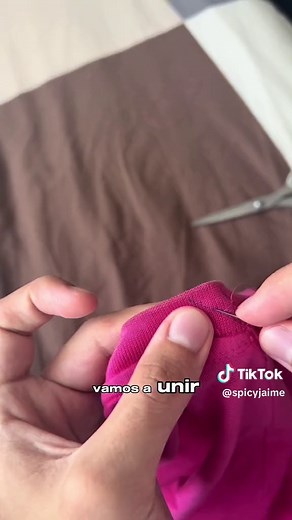 Cómo arreglar el cuello desbocado de una camiseta