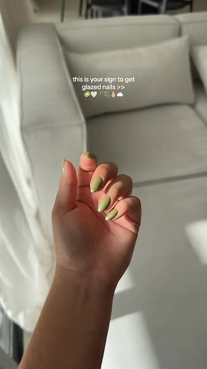 Uñas verdes oliva con efecto aurora