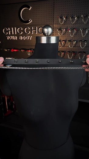 Bold Spiked Choker for a Chic Statement Look