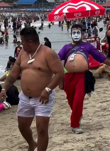 Mimo en la calle: imitación con manta y desfile divertido