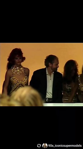 127K views · 5.2K reactions | { Fashion History } Gianni Versace walked with supermodels at Gianni Versace S/S 1992 finale. Via Getty Images. Reposted @90s_iconicsupermodels | Le Troisième Songe | Facebook