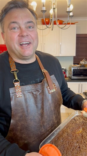 Wat dink julle van hierdie MEESTERLIKE MALVA POEDING? Hoe dink julle sal hy hierdie Krismis smaak? Laat vir ons ‘n mooi comment. Skakel na resep in comments. #krismis #kosmeesterkortes #malvapoeding #malvapudding #kosmeester #lekker #proudlysouthafrican #smaaklik #suidafrika #suidafrikaner #fyp #fypp #resep #resepte #kersfees | Kosmeester Kortes