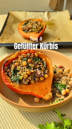 ✨🍁 gefüllt mit Quinoa, Nüssen & Rosinen 🥹 Super einfach – und perfekt, wenn du Gäste beeindrucken willst! 🙂‍↕️ Dieses Rezept ist nicht nur mega lecker, sondern auch richtig darmfreundlich 🌱 *Kürbis (Hokkaido/Butternut) → liefert viele lösliche & unlösliche Ballaststoffe, die das Wachstum nützlicher Darmbakterien fördern. * Quinoa → glutenfrei, ballaststoffreich & enthält resistente Stärke. Diese wirkt wie ein Prebiotikum, das von deinen Darmbakterien zu kurzkettigen Fettsäuren (z. B. Butyrat