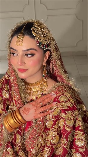 Maha Khalid on Instagram: "My version of a regal and timeless Barat look. I created a red bridal look inspired by Sajal Ali that went viral the red Hussain Rehar bridal, soft white background, and glass skin makeup that perfectly balanced the bold red which is always tricky. Brides loved it. Artists recreated it and credited my work. Mahnoor booked me for the exact same look, and her outfit and jewellery matched it beautifully and we had the same vision. I chose white background walls especially
