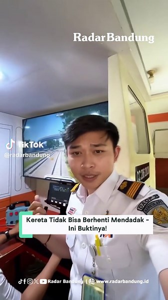 Seorang masinis memperlihatkan simulasi nyata: semakin cepat laju kereta api, semakin jauh dan lama jarak yang dibutuhkan hingga benar-benar berhenti. Ini bukan teori. Ini fakta yang baru saja kita saksikan sendiri. 📍 Senin malam, 27 April 2026 KA Argo Bromo Anggrek menghantam KRL Commuter Line yang sedang berhenti di Stasiun Bekasi Timur. KRL terpaksa berhenti karena sebuah taksi menyenggol rangkaiannya di perlintasan. Namun Argo Bromo yang sedang melaju kencang tidak sempat berhenti dan kepal