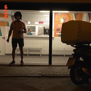 Habt ihr schonmal von "dark kitchens" gehört? Dabei handelt es sich um riesige Küchen, die nur für Essenslieferungen kochen. Entstanden sind sie vor allem mit dem Lockdown - für ihre Betreiber ein lohnendes Geschäft, doch für viele Anwohner ein großes Ärgernis. Reportage ⤵️ | ARTE Info