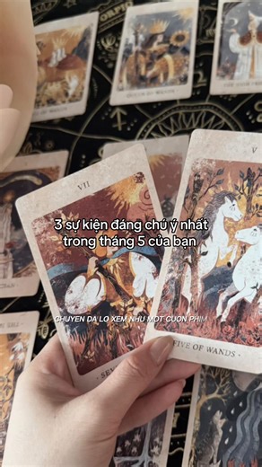 “3 sự kiện đáng chú ý nhất trong tháng 5 của bạn” Tháng này không phải kiểu trôi qua nhẹ nhàng. Mà là 3 điểm nhấn khiến bạn phải suy nghĩ và thay đổi cách nhìn về tình cảm. ⸻ 1. Một người quay lại hoặc xuất hiện bất ngờ Đầu tháng: – người cũ có thể liên lạc – hoặc một người bạn không ngờ tới chủ động Điều này làm bạn: → xáo trộn cảm xúc → nghĩ lại về quá khứ Nhưng cũng giúp bạn nhìn rõ hơn. ⸻ 2. Một kết nối mới khiến bạn phân tâm Giữa tháng: – có người mới bước vào – hoặc một mối quan hệ bắt đầu