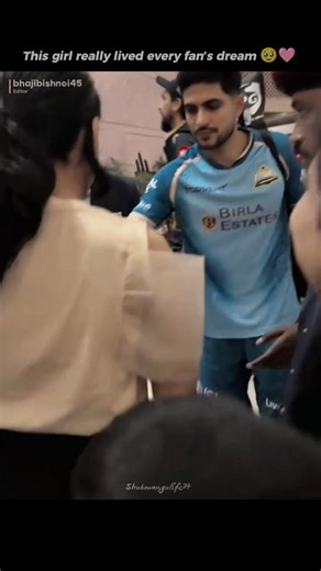 Shubman Gill Giving Autograph to a Lucky Fangirl 🤍 #shubmangill #gujarattitans #fangirl #ipl2026