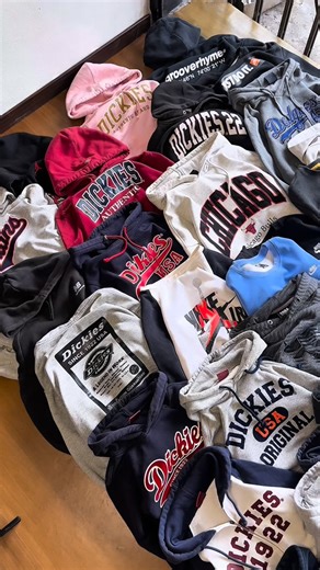 New Born Forever ♻️ on Instagram: "Mix Dropping All Brand 🎲 TURN ON REMINDER AT IG STORY Wednesday 10.01.2026| 08.00PM purchase on ig story @nov.hopea 🏌🏻 Get Ready 100+pcs For Sale 🛒💨 harga serendah rm29.99 meh follow dulu ! jangan melepas drop malam ni💯 makesure turn on reminder & stay tune 🤍 #dtwo4lyfe #thrift #thrifting #novestmy novestboxy #outerwearmurah"