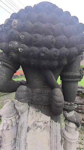 Dwarapala yang tidak biasa