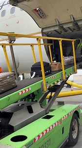 SAUDIA AIRLINES AIRCRAFT TYPE 320 OFFLOADING BAGGAGES FROM CARGO COMPARTMENT.✈️❤️‍🩹 #baggage #offloading #reelsviralシ | Mohammad Sumon