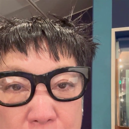 湯山 玲子 on Instagram: "俳優陣とバンドを生で合わせる音楽稽古が始まりました。本日は秋吉久美子御大!! 娼婦ジェニー役というあまりにもハマり役。秋吉さん、戯曲と歌詞ををガッチリ読み込む方で会話面白すぎですよ。なんたか、学園祭の前みたいだ。 @sanmonopera #三文オペラ 歌舞伎町の絞首台 #秋吉久美子 #地点"