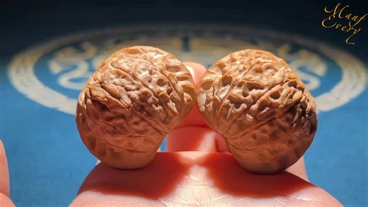 39.5顶级石门元宝，老树血统，矮桩闷尖，端肩圆顶，大肚饱满，平底稳座，纹路浅而顺，皮质细腻油润，尺寸边39.5肚36高32，编号04295 #文玩核桃