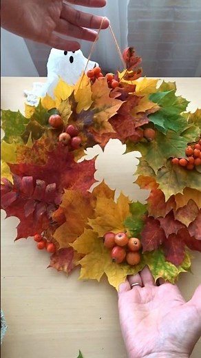 🍁 Herbstlichen Türkranz basteln 🍂 DIY Deko mit Blättern #diy #kidsactivities