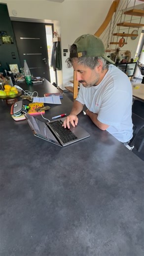 Julien | conseiller d’orientation scolaire & formateur on Instagram: "Je te jure, certains préjugés me saoulent … 1️⃣ Tu as des mauvaises notes ? On te colle en bac pro ou en STMG comme si c’était une punition… alors que certaines débouchés sont incroyables. 2️⃣ On te demande de choisir ton avenir à 15 ans, mais personne ne t’a appris à te connaître. Normal que tu sois perdu. 3️⃣ On te dit “STMG c’est pour les débiles”, mais qui forme les gestionnaires, les RH, les comptables, les pros du busine