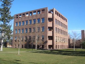 ルイス・カーンのフィリップ・エクセター・アカデミー図書館(Phillips Exeter Academy Library)：もの凄いものを見てしまったパート2：全く同じファサードが4つデザインされた深い理由 | 地中海ブログ