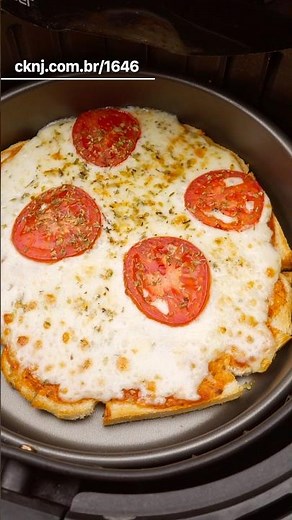 Pizza with sliced ​​bread in the air fryer.